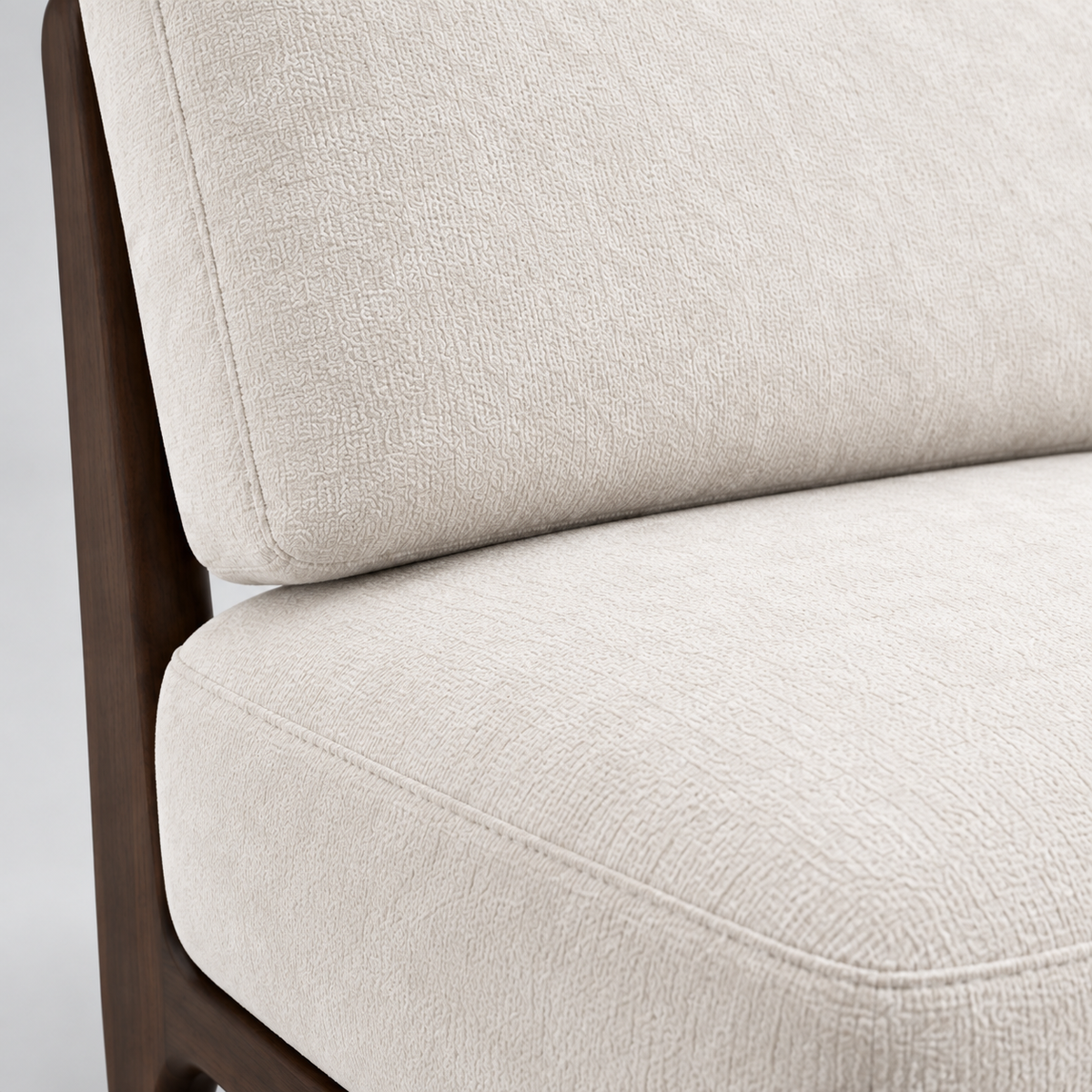 « Alba » — Fauteuil en chenille crème et bois — vue 4