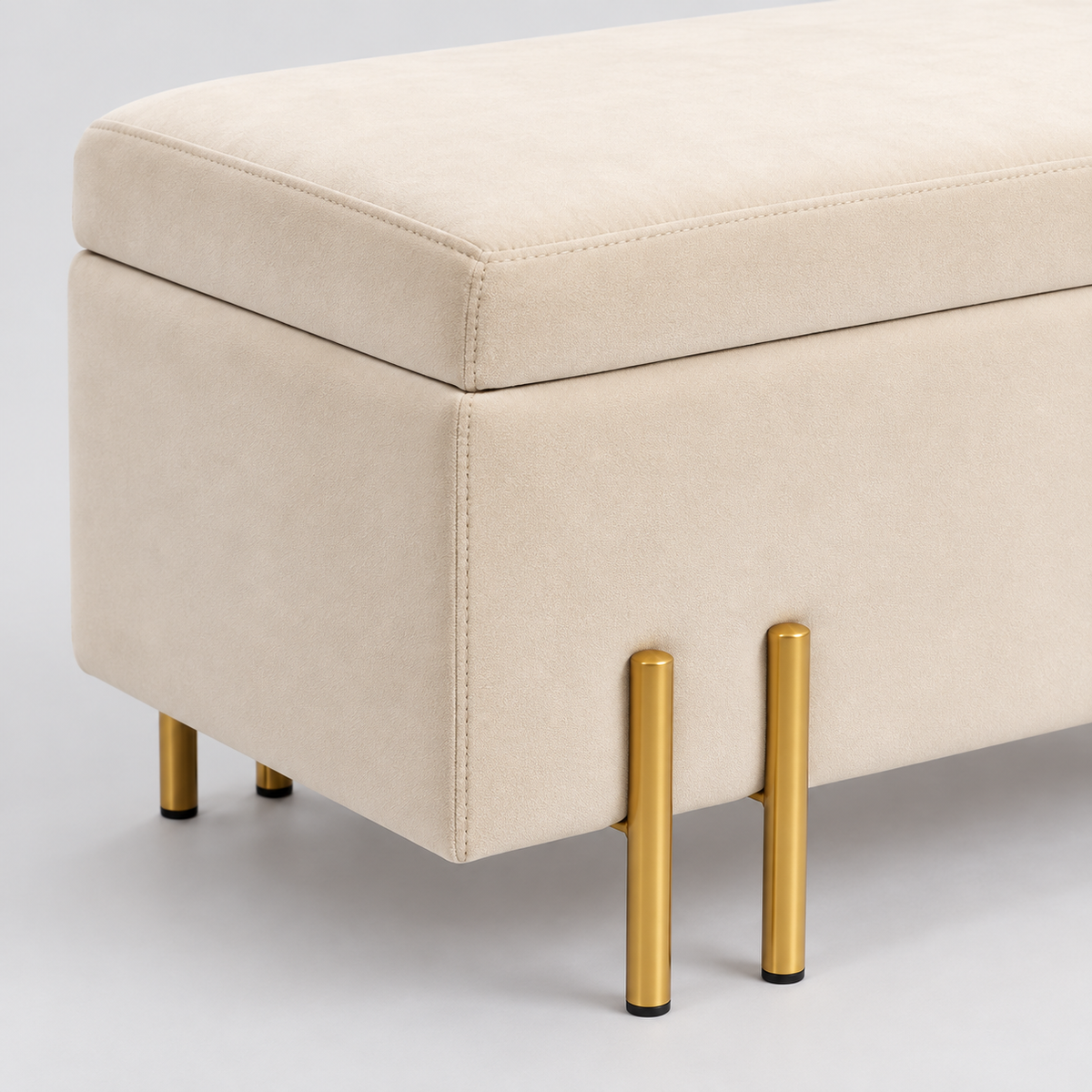 « Velia » — Banc coffre en velours beige et métal doré — vue 4